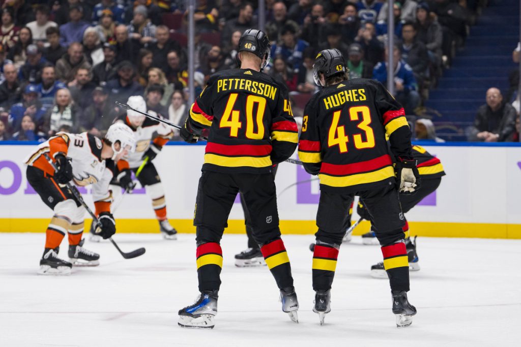 Melihat Beberapa Kartu Hoki Vancouver Canucks dengan Penjualan Tertinggi Tahun 2024