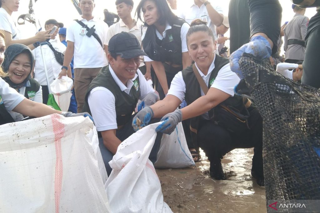 Menteri, Duta Besar terlibat dalam bersih-bersih pantai Bali