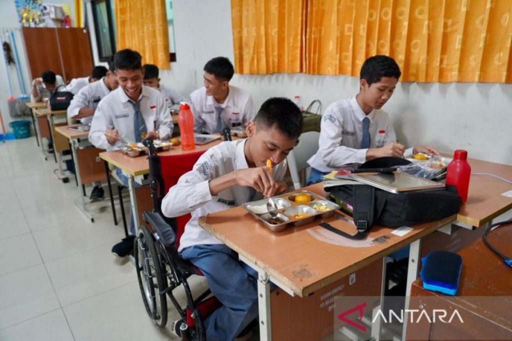 Menteri meninjau program makan gratis di sekolah-sekolah di Jakarta