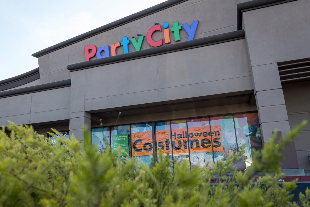 Menyewa hampir 700 lokasi Party City untuk dilelang