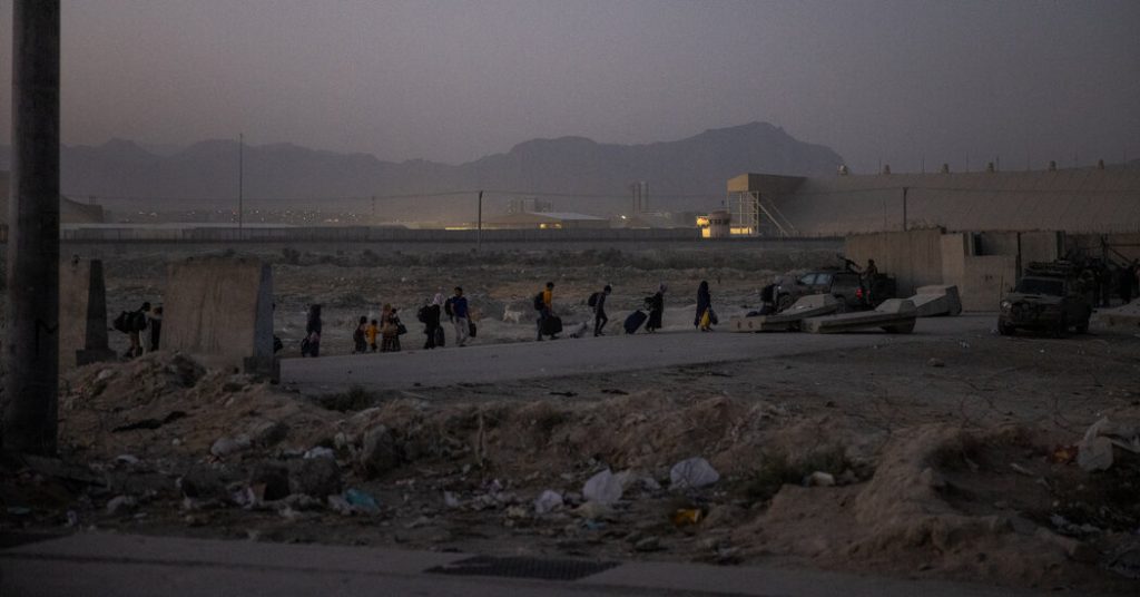 Mereka sedang menunggu penerbangan. Kemudian Trump Menutup Pintu bagi Sekutu Afghanistan.