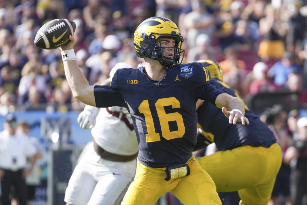 Michigan QB Davis Warren mengalami robekan ACL kanan dalam kemenangan ReliaQuest Bowl atas Alabama