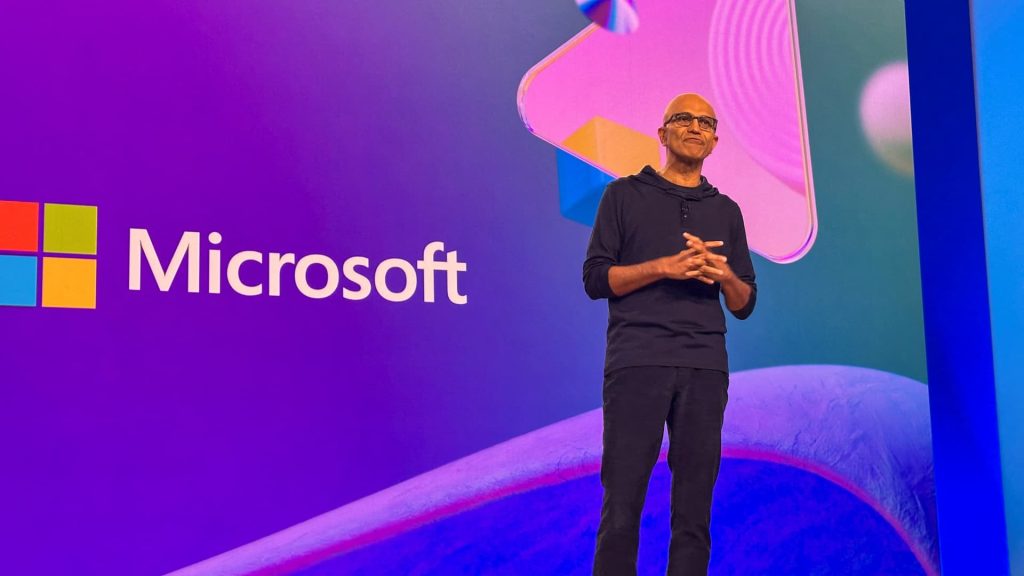 Microsoft jatuh setelah perusahaan mengeluarkan panduan yang lemah. Analis masih optimis