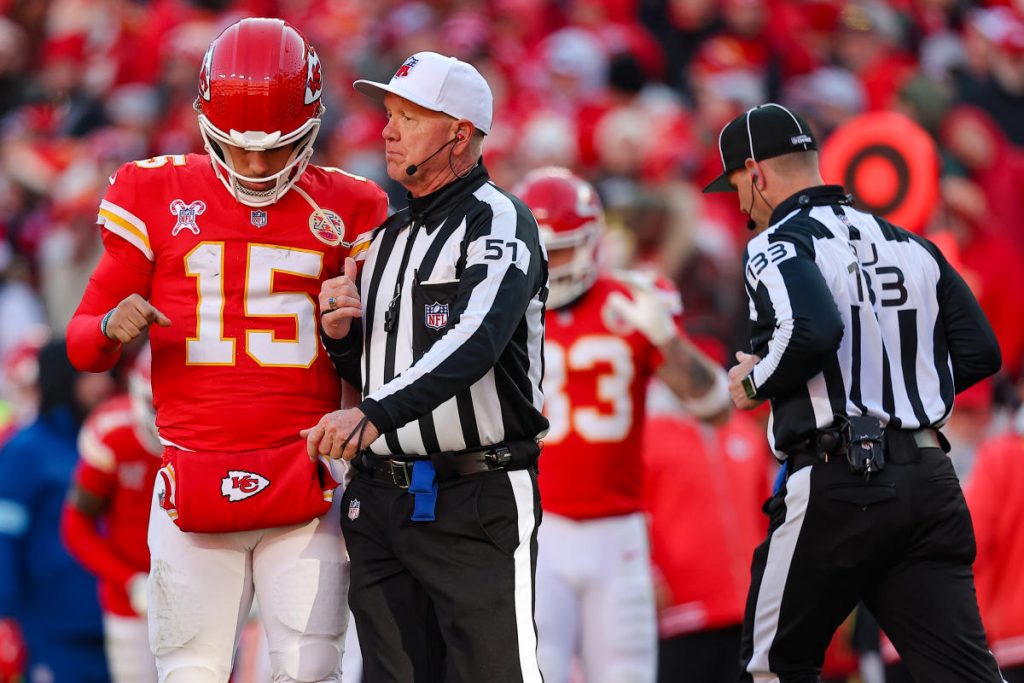 Mike Pereira melontarkan gagasan bahwa Patrick Mahomes, Ketua mendapat perlakuan khusus dari pejabat