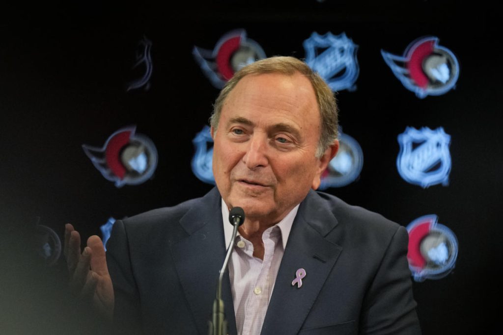 NHL dilaporkan mempersiapkan komisaris Gary Bettman untuk pensiun dalam ‘beberapa tahun’