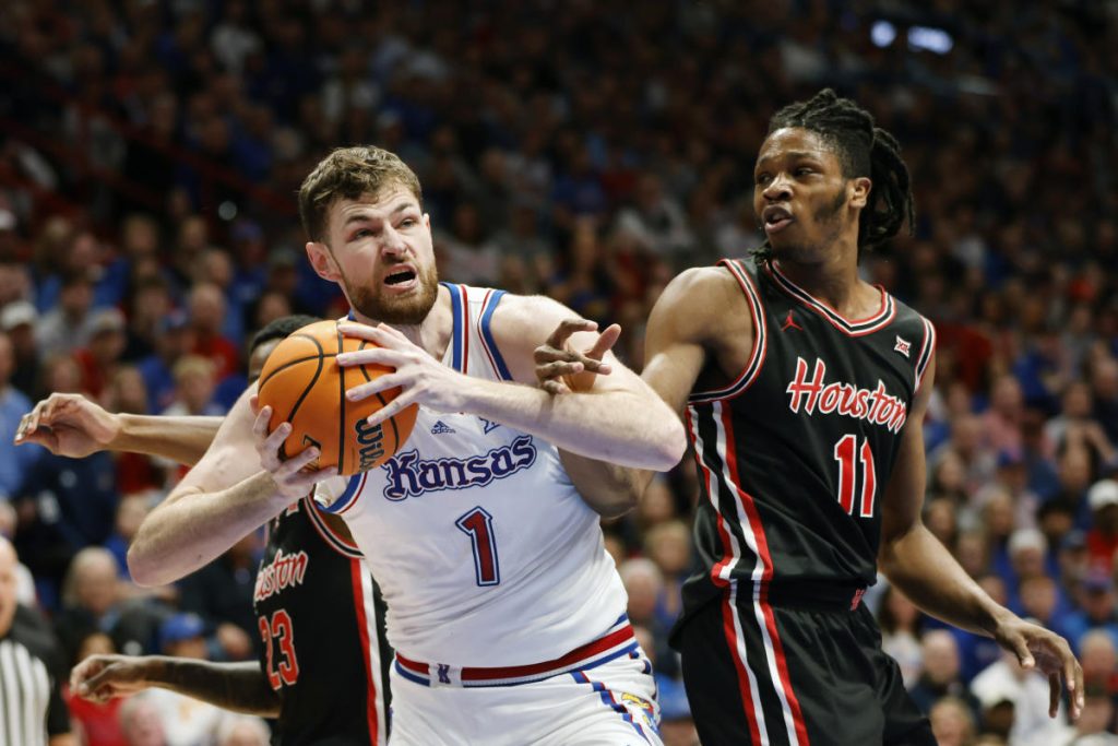 No.5 Houston mengejutkan No.12 Kansas dengan lemparan tiga angka untuk kemenangan 92-86 dalam OT ganda