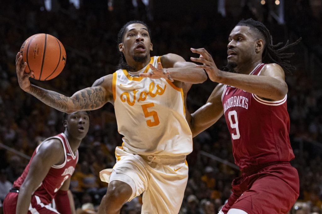 Nomor 1 Tennessee mengikat rekor sekolah 14-0 dimulai dengan kemenangan 76-52 atas Arkansas