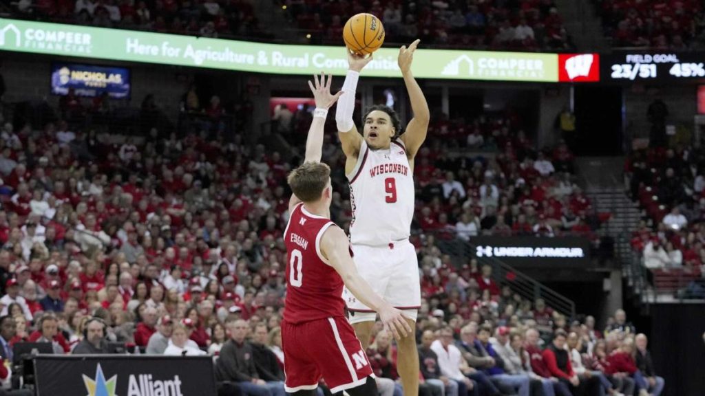 Nomor 18 Wisconsin mengalahkan Nebraska 83-55 saat Huskers kehilangan keenam berturut-turut