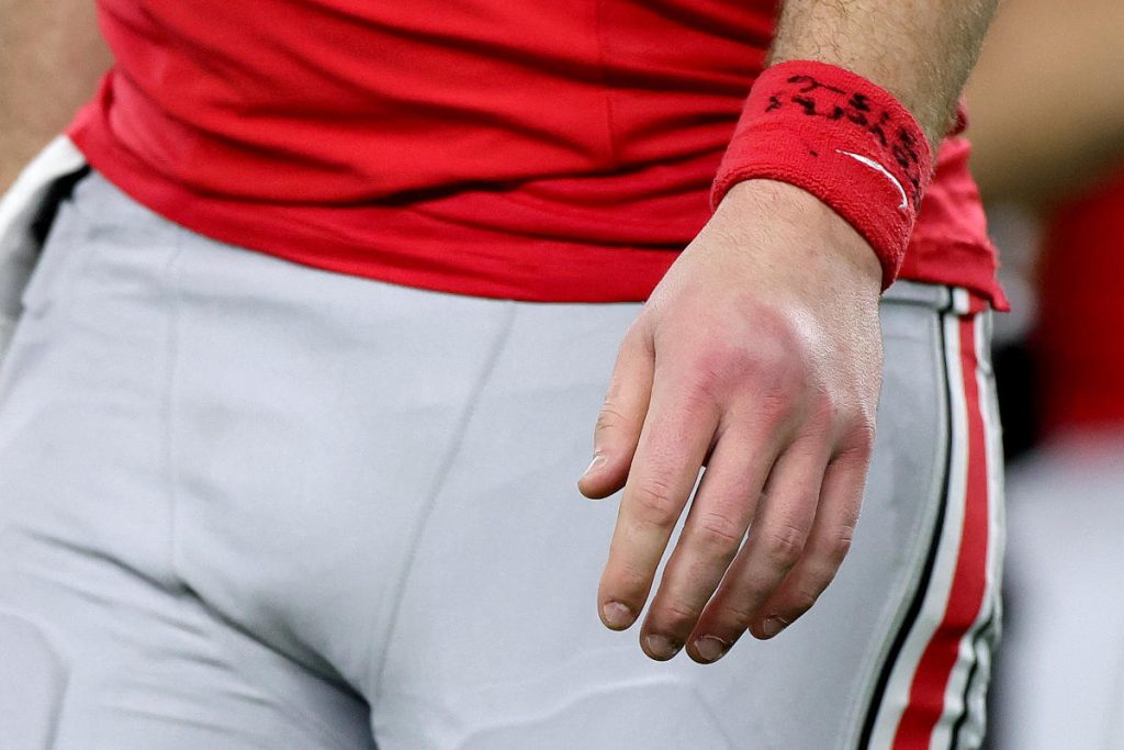 Ohio State QB Will Howard bermain melalui Cotton Bowl dengan cedera parah di tangan kiri