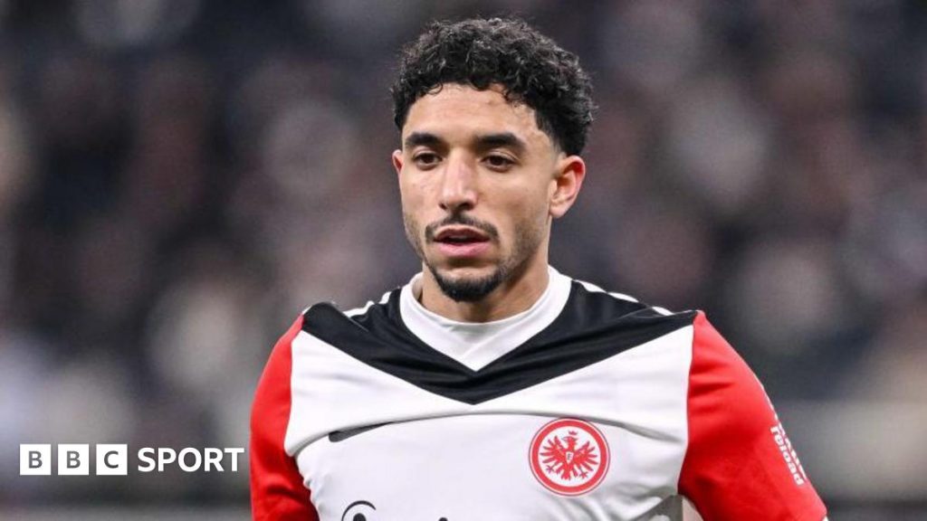 Omar Marmoush: Man City mengontrak penyerang Eintracht Frankfurt seharga £59 juta