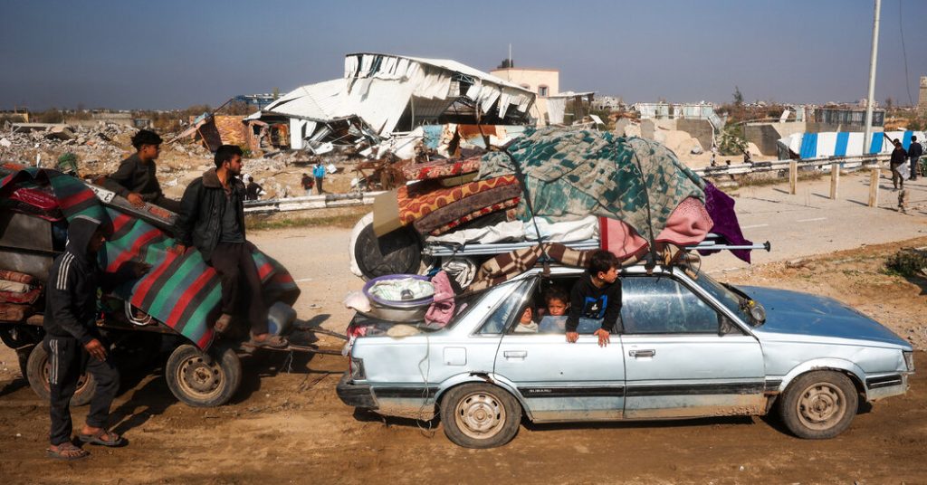 Orang Gazan berkerumun di jalan utara, gembira tapi cemas