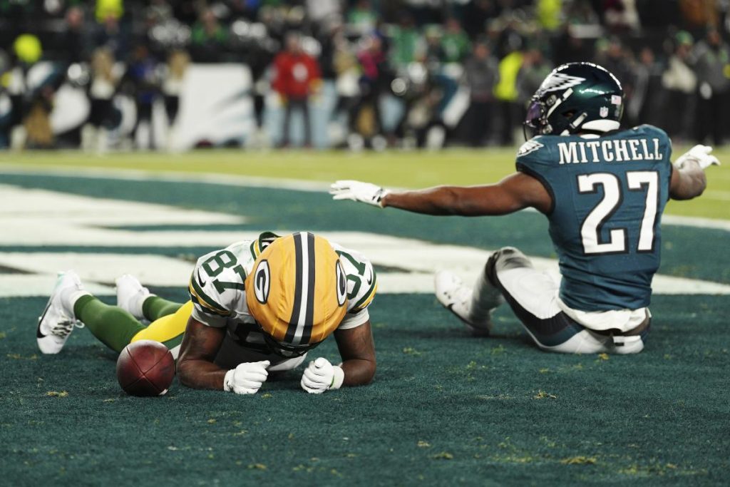 Packers WR Romeo Doubs meninggalkan pertandingan playoff vs. Eagles karena cedera kepala beberapa minggu setelah menderita gegar otak