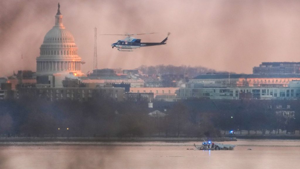 Pakar menempatkan tanggung jawab pada FAA untuk American Airlines, helikopter crash: ‘Manajemen yang buruk’ adalah ‘menempatkan kami pada risiko’