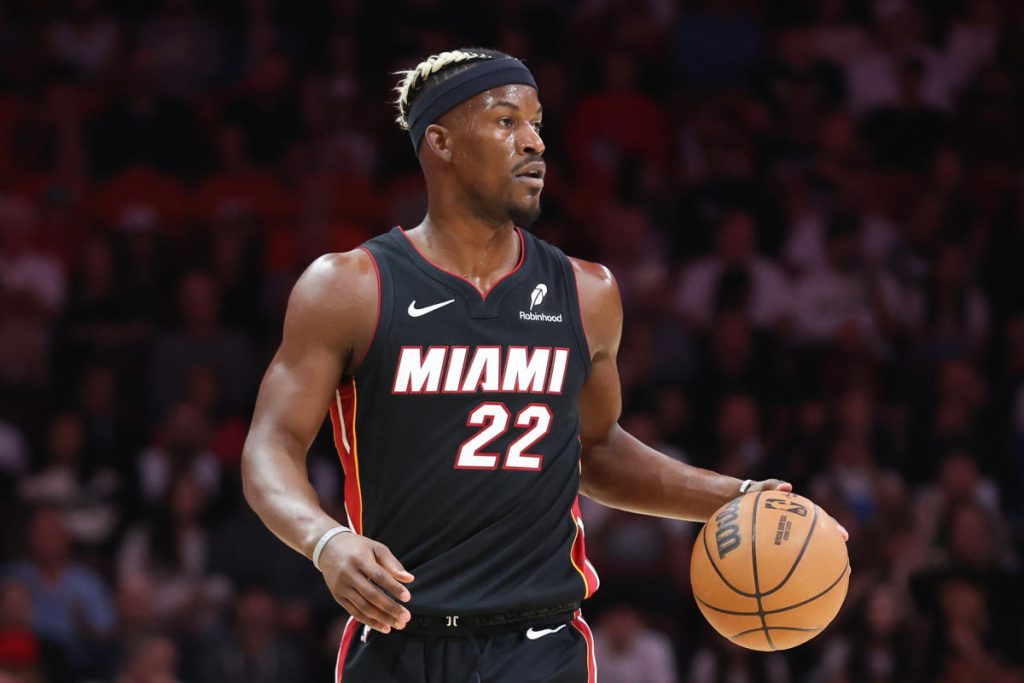 Panas menangguhkan Jimmy Butler tanpa batas waktu, sekali lagi, di tengah permintaan perdagangan setelah berjalan keluar dari baku tembak