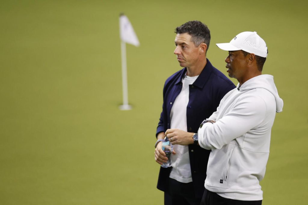 Papan peringkat Senin: Tiger Woods, Rory McIlroy Face Off Off di TGL