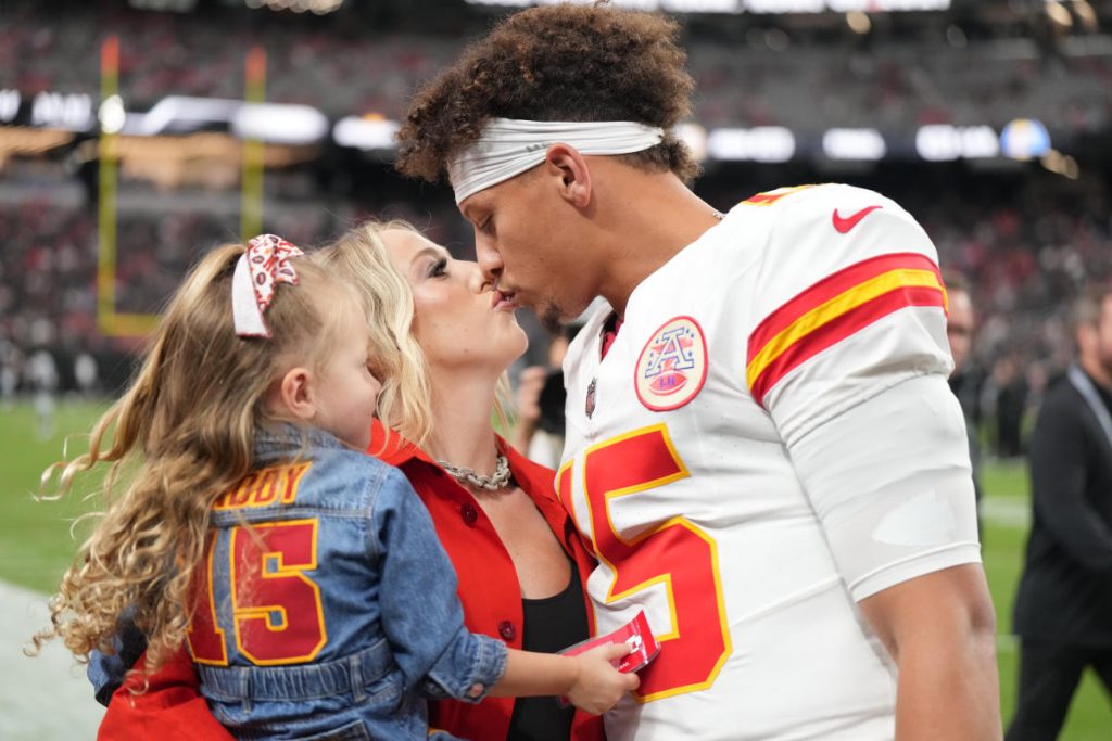 Patrick Mahomes dan istrinya Brittany menyambut anak ketiga, Golden Raye, 6 hari sebelum Chiefs menghadapi pasukan Texas