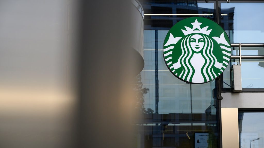 Pelanggan Starbucks untuk melihat bar bumbu dan minuman ‘untuk di sini’ di mug di AS, Kanada