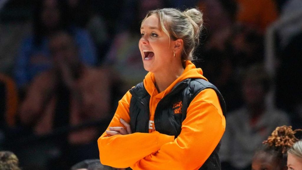 Pelatih Tennessee Kim Caldwell melewatkan pertandingan di Texas setelah melahirkan seorang putra