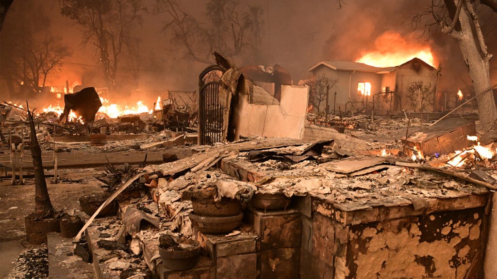 Pemandangan kehancuran akibat kebakaran hutan di Los Angeles