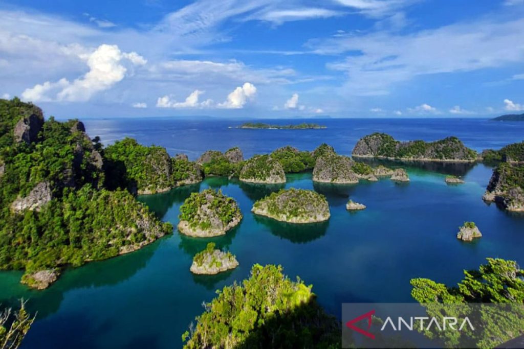 Pemerintah bertujuan untuk menarik lebih banyak kunjungan wisatawan asing ke Raja Ampat