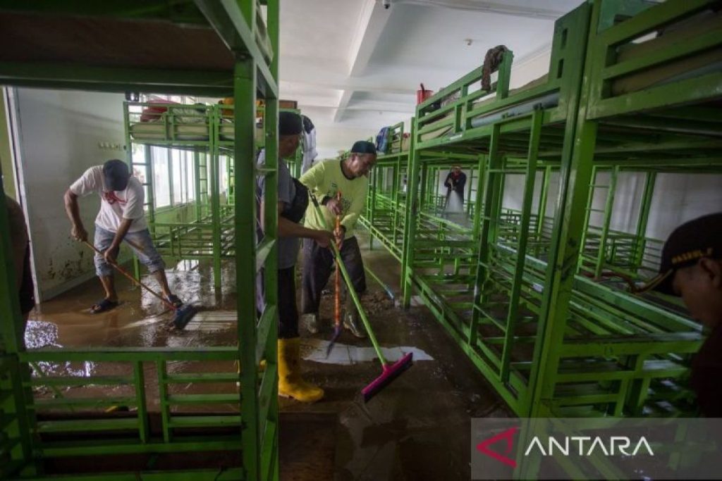 Pemerintah memberikan bantuan kepada korban banjir Cirebon