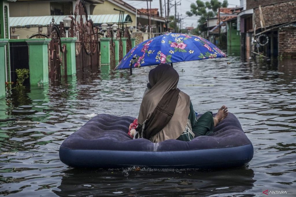 Pemerintah memberikan bantuan makanan kepada para korban banjir di Pekalongan