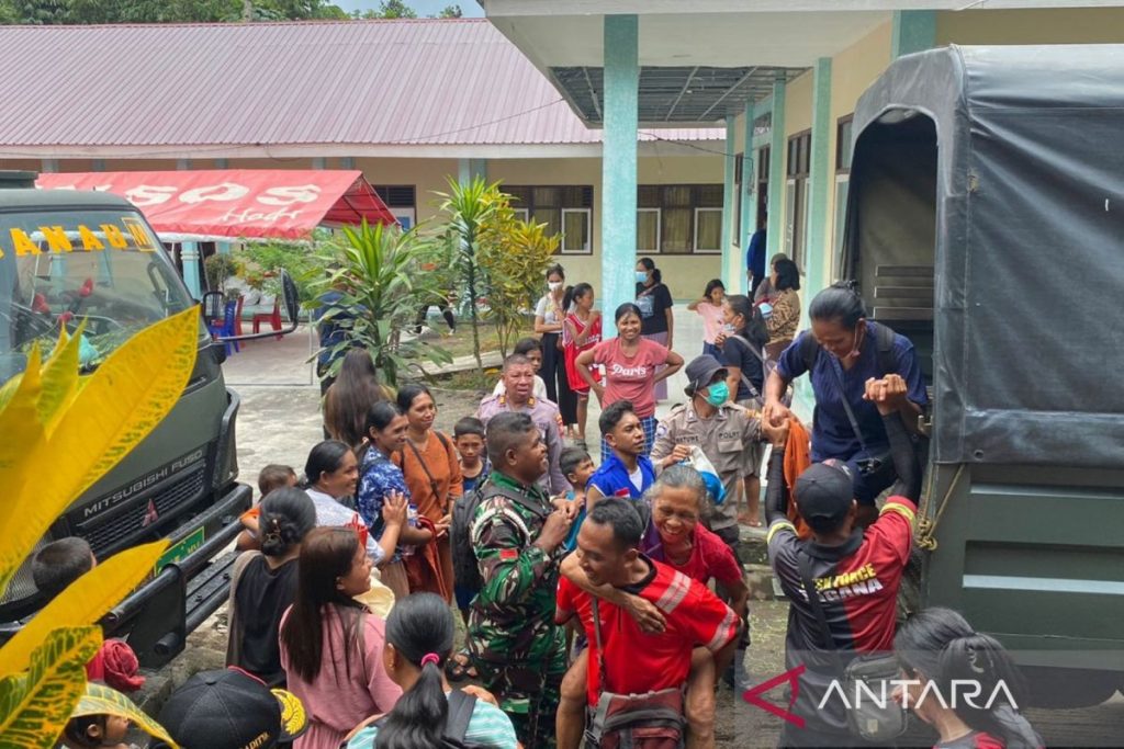 Pemerintah memberikan pasokan bantuan penting kepada korban letusan Gunung Ibu