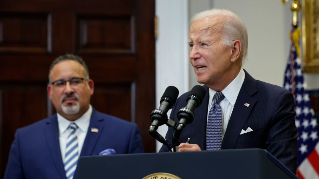 Pemerintahan Biden berupaya menghindari krisis gagal bayar pinjaman mahasiswa