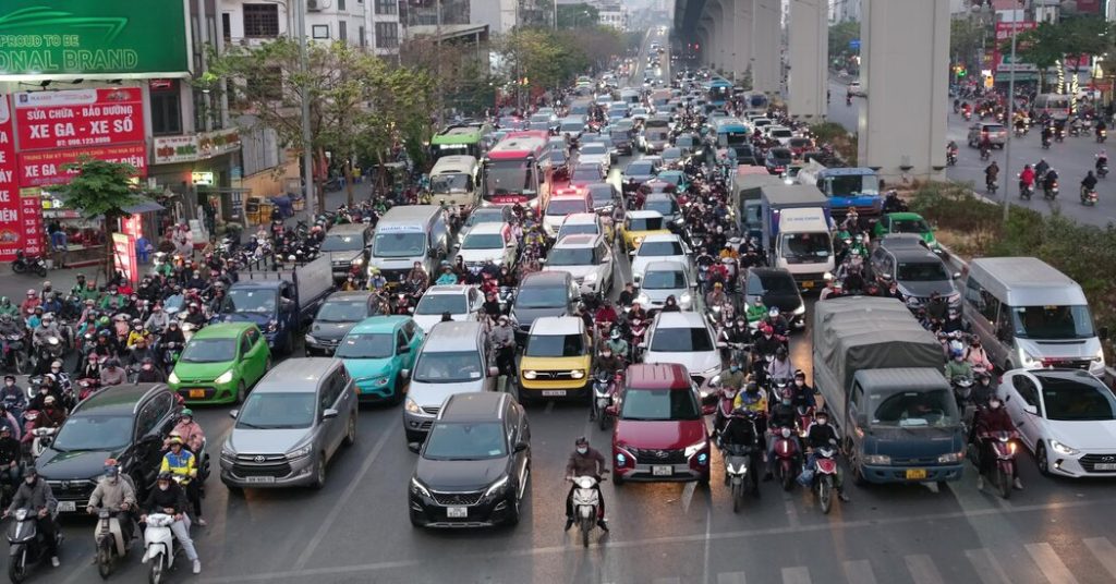 Pengemudi Vietnam, menghadapi denda curam, sedang mengurus aturan jalan