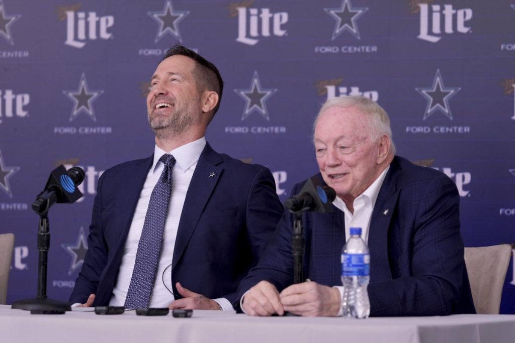 Pengenalan Cowboys tentang Brian Schottenheimer berubah menjadi pertunjukan Jerry Jones, seperti banyak hal lain di Dallas