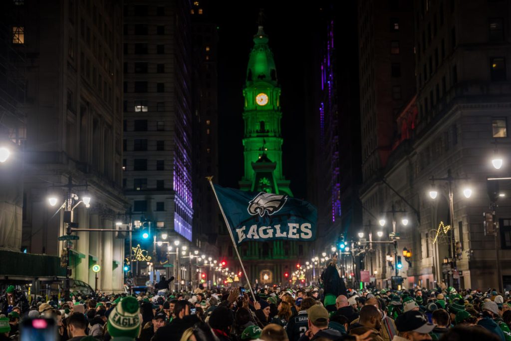 Penggemar Eagles memanjat tiang, menari di jalanan untuk merayakan perjalanan tim ke Super Bowl 59