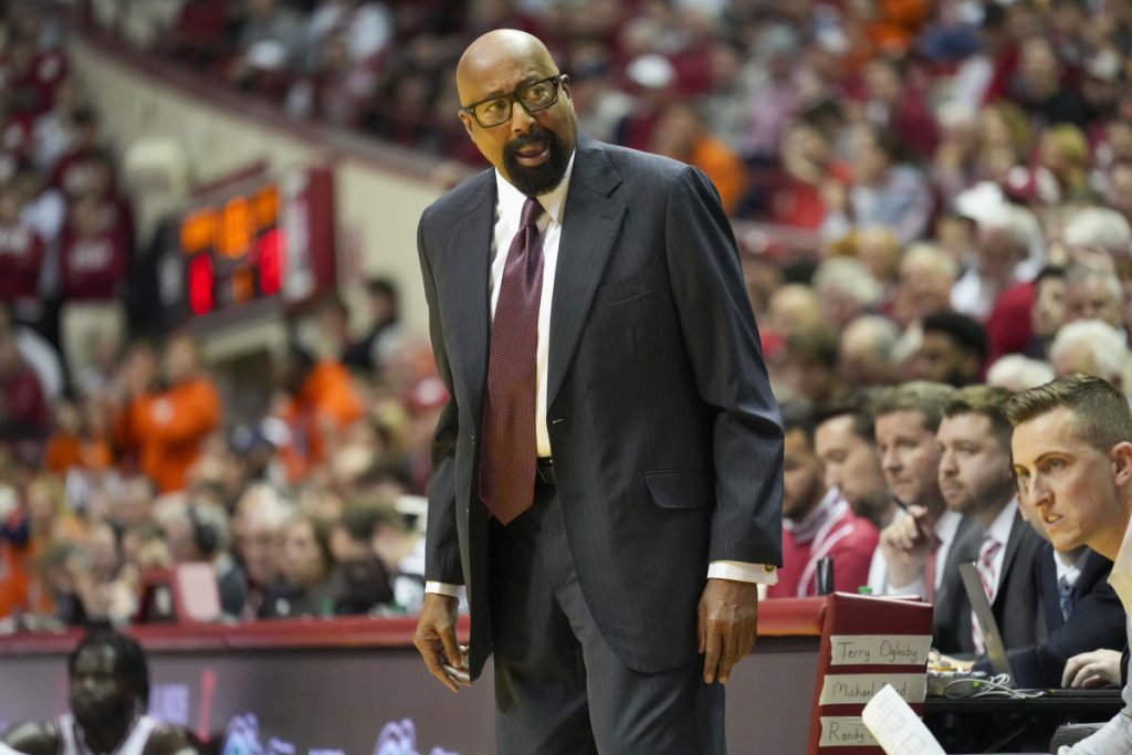 Penggemar Indiana menyalahkan pelatih Mike Woodson dalam kekalahan bersejarah dari peringkat 19 Illinois: ‘Kami merasa malu’