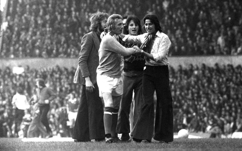 Penggemar Manchester United tidak pernah mencintai siapa pun sebesar Denis Law: Inilah alasannya