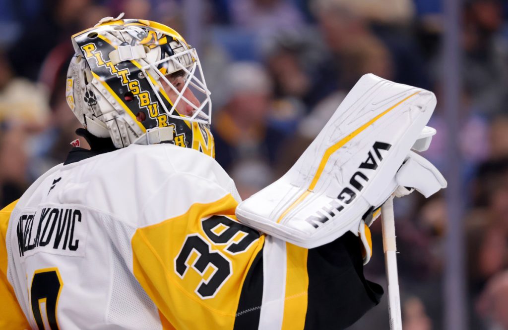 Penguins Nedeljkovic Mencetak Gol Kiper