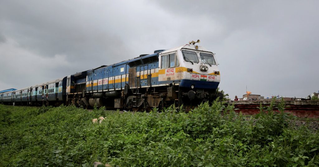 Penumpang melarikan diri dari kereta karena ketakutan akan api. Kemudian kereta lain mengenai mereka.