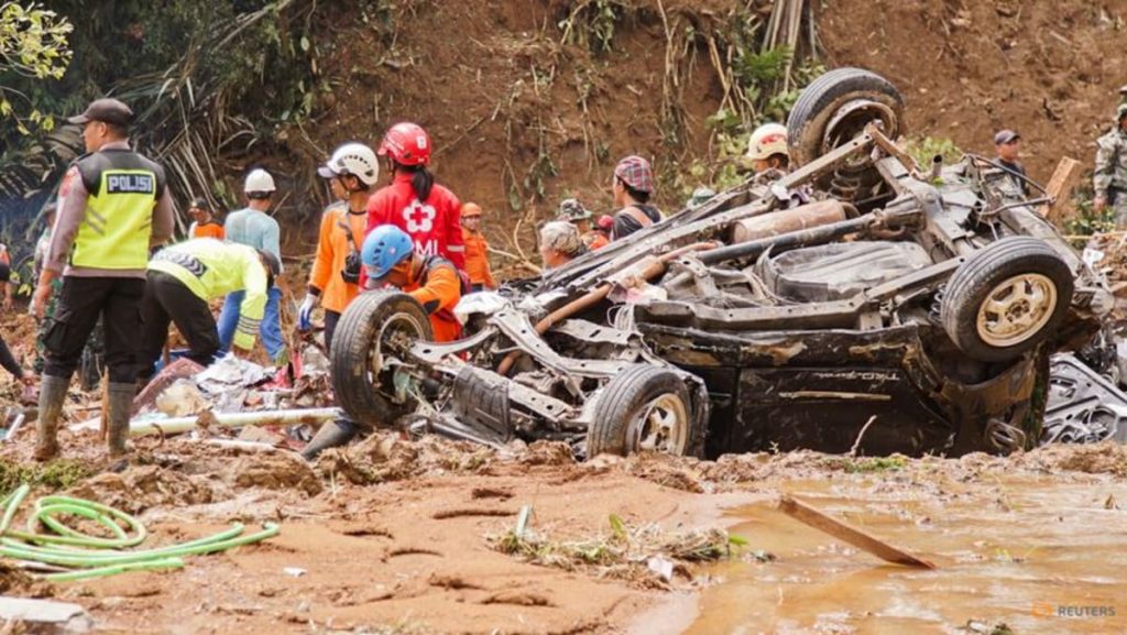 Penyelamat Indonesia menghentikan evakuasi karena cuaca buruk setelah tanah longsor membunuh 25