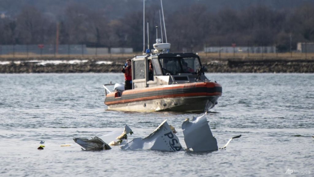 Penyelidik memulihkan kotak hitam pesawat dari Washington Air Collision