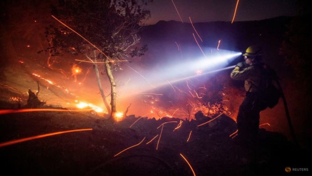 Pertempuran melawan kebakaran di Los Angeles mulai mereda seiring meredanya angin kencang