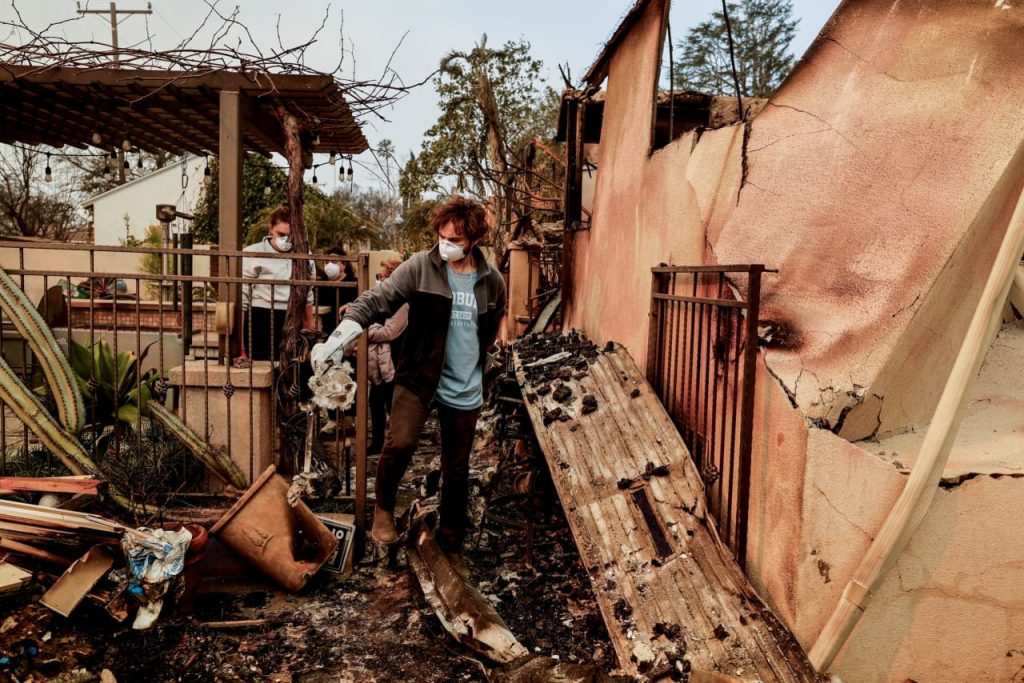 Perubahan Aturan Perusahaan Asuransi Membuat Pemilik Rumah California Terkena Kebakaran LA