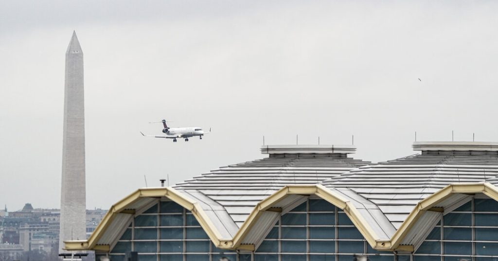 Pilot maskapai sebelumnya melaporkan panggilan dekat dengan helikopter dekat Bandara Reagan