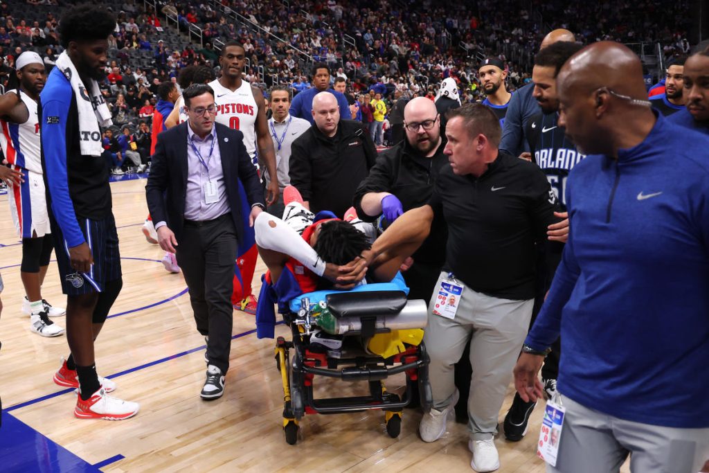 Pistons G Jaden Ivey keluar lapangan dengan tandu setelah bertabrakan dengan Cole Anthony