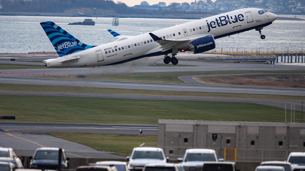 Polisi memanggil penumpang JetBlue setelah dia membuka pintu darurat