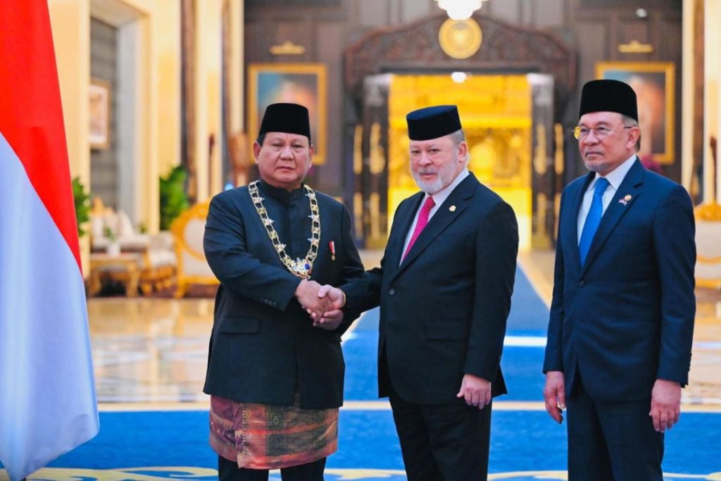 Prabowo menerima Orde Kerajaan Johor Terhormat dari Raja Malaysia