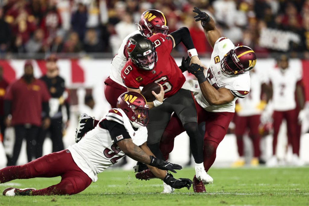 Pukulan keras Baker Mayfield membuat Bobby Wagner terguncang, menyiapkan Buccaneers TD vs. Commanders