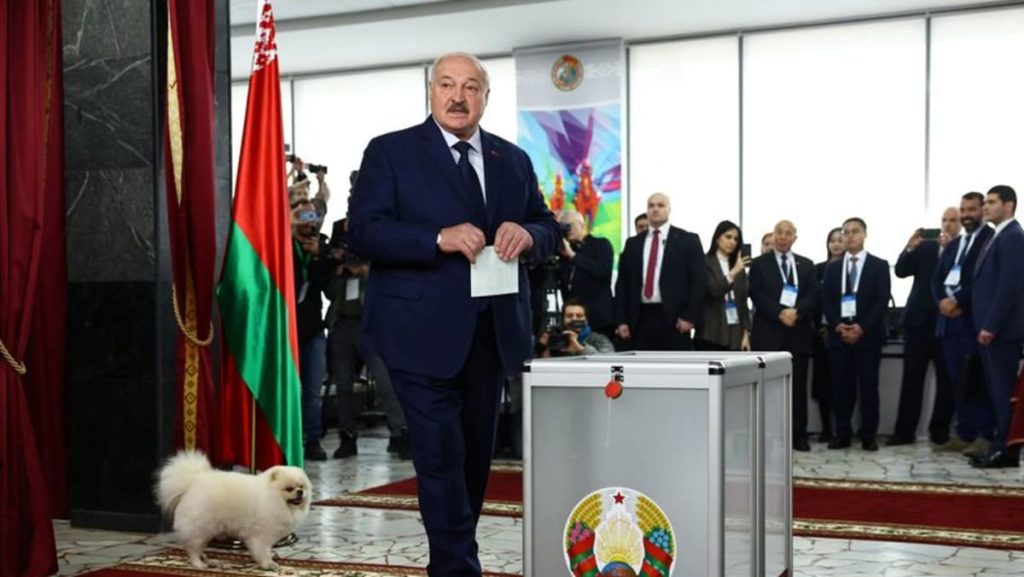 Putin Ally Lukashenko menyatakan pemenang Belarus memilih bahwa Barat menyebut sandiwara