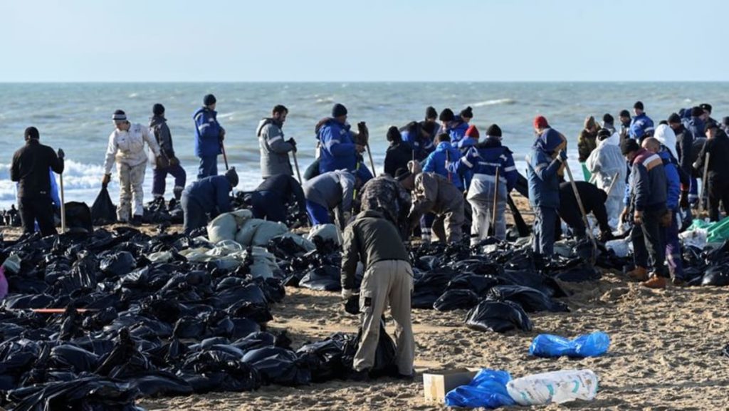 Putin mengatakan masih banyak yang harus dilakukan untuk membersihkan tumpahan minyak di Laut Hitam