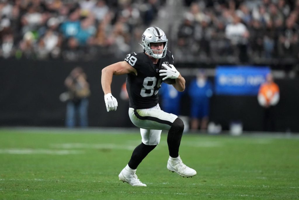 Raiders TE Brock Bowers mengungguli Malik Nabers untuk merebut kembali rekor penerimaan rookie NFL