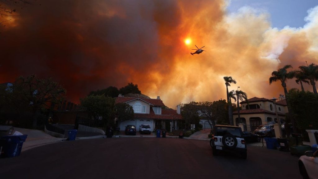 Reaksi kebakaran hutan: State Farm dan perusahaan asuransi lainnya dikecam karena membatalkan cakupan California