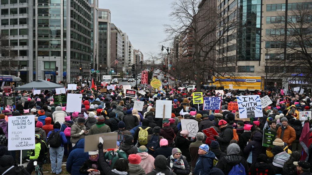 Ribuan orang berkumpul di Washington untuk melakukan unjuk rasa beberapa hari sebelum Trump menjabat