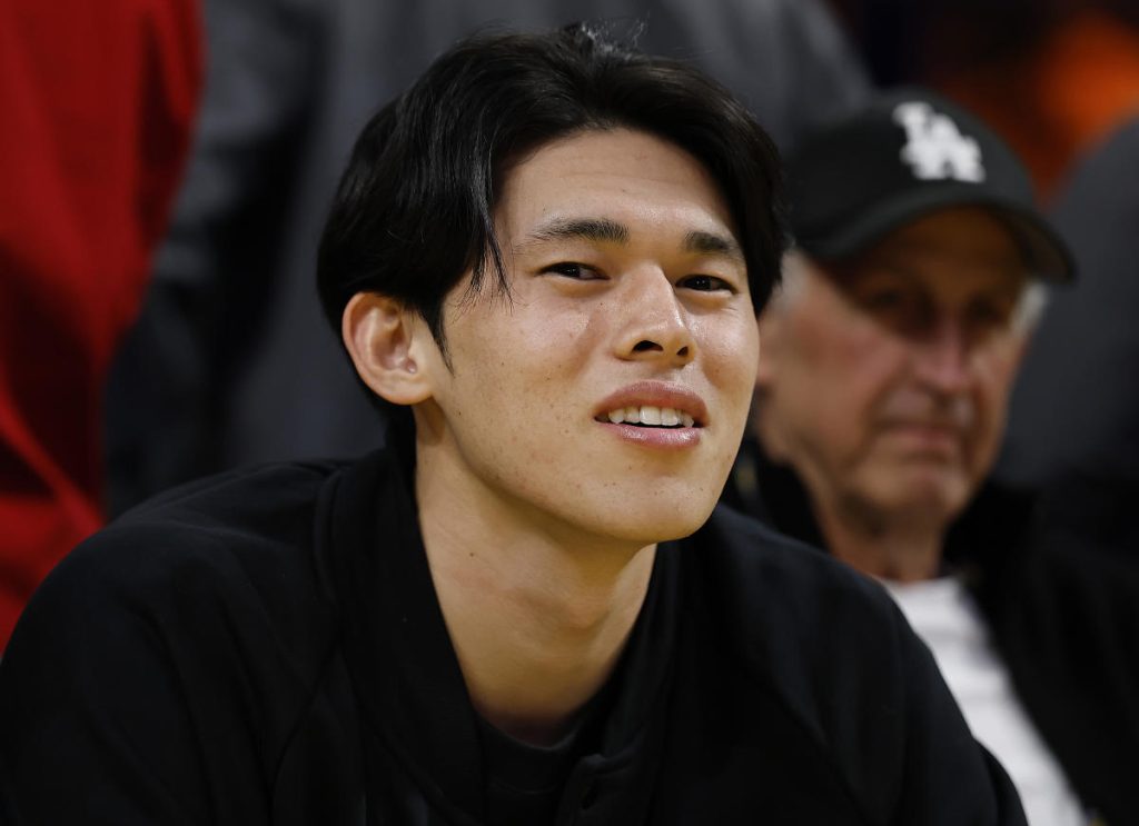 Roki Sasaki bertemu LeBron James, menyaksikan bintang Lakers mencatatkan triple-double ke-121 dalam karirnya